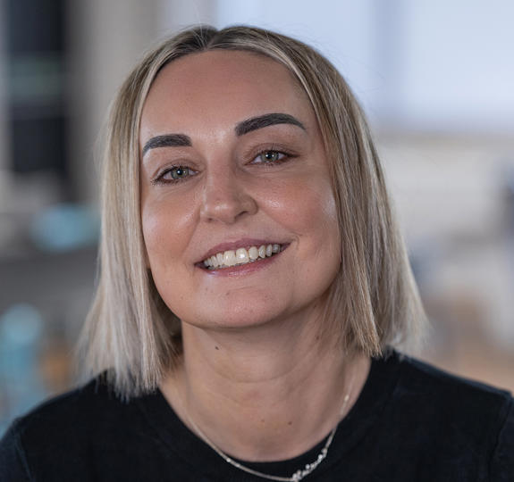 Portrait photo of Helena Thompson